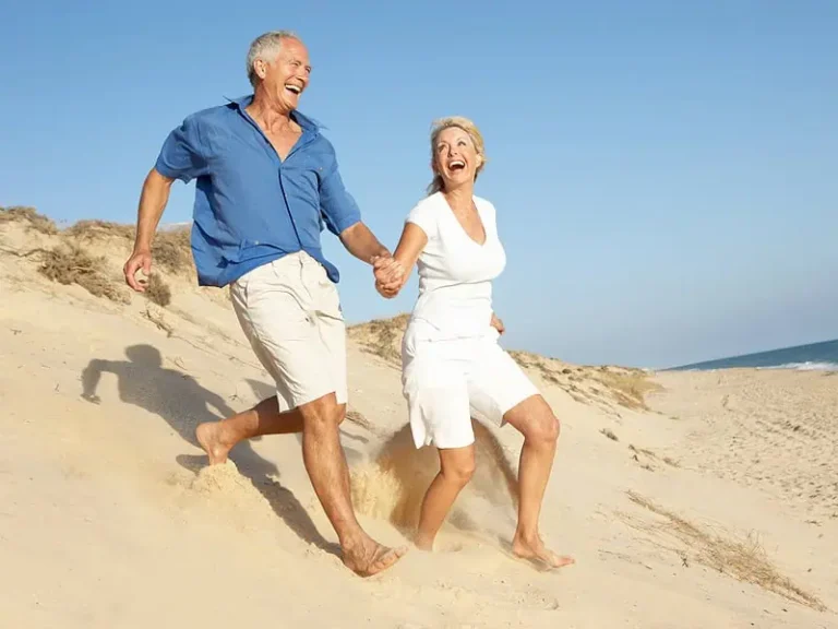 couple with straight teeth from Phoenix cosmetic dentist